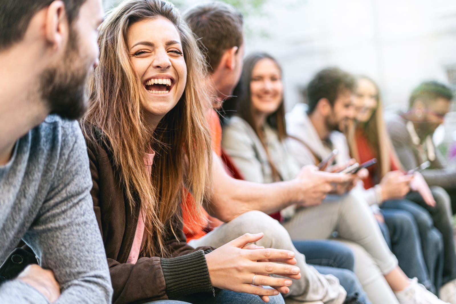 Studierende sitzen zusammen und lachen